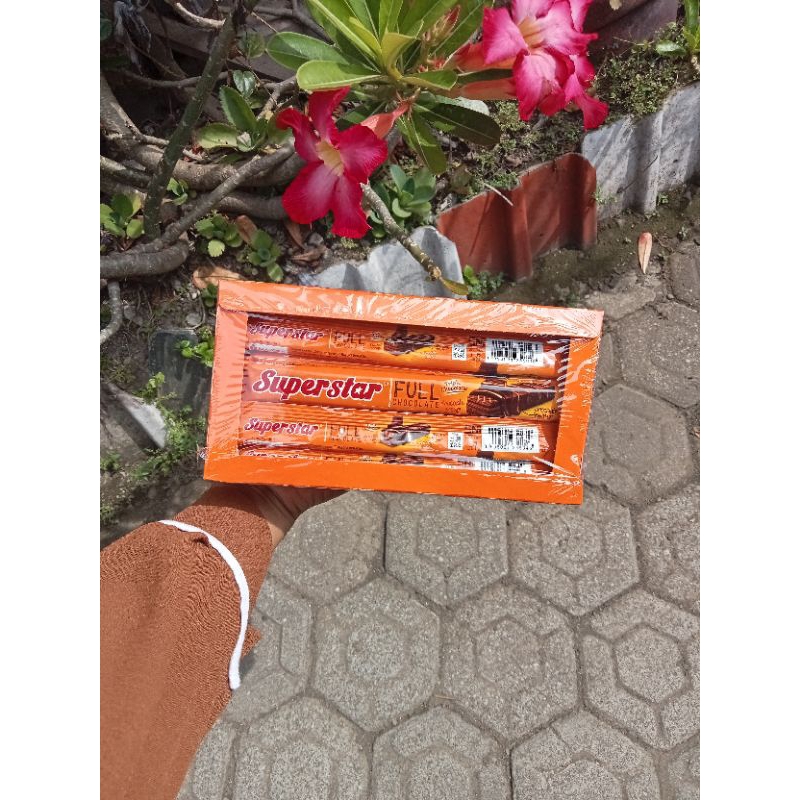 

Wafer Coklat Superstar isi 12