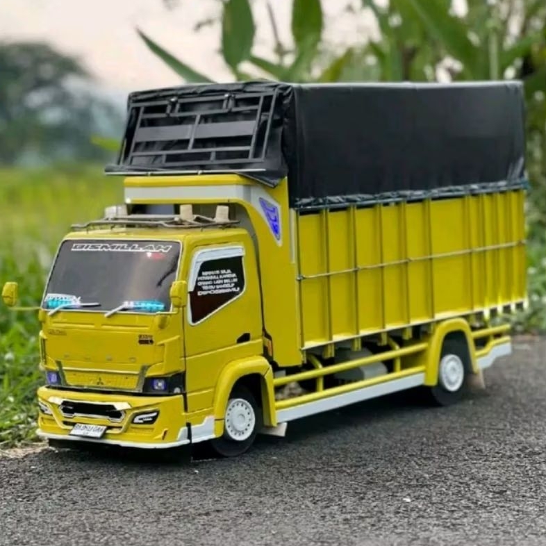 Miniatur truk oleng canter warna kuning pake variasi lampu leed dan terpal bisa belok oleng gasruk