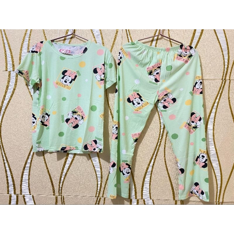 Baju tidur tangan pendek dan celana panjang motiv kartun