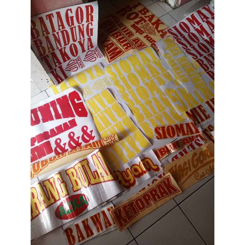 stiker custom,sticker request nama bebas buat di kaca gerobak jualan,kaca mobil,bodi motor,etalase,p