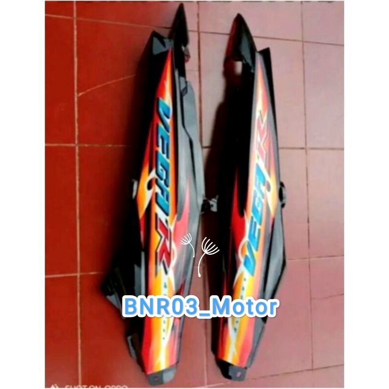 Cover Body Belakang Vega R New Hitam Silver Plus Striping