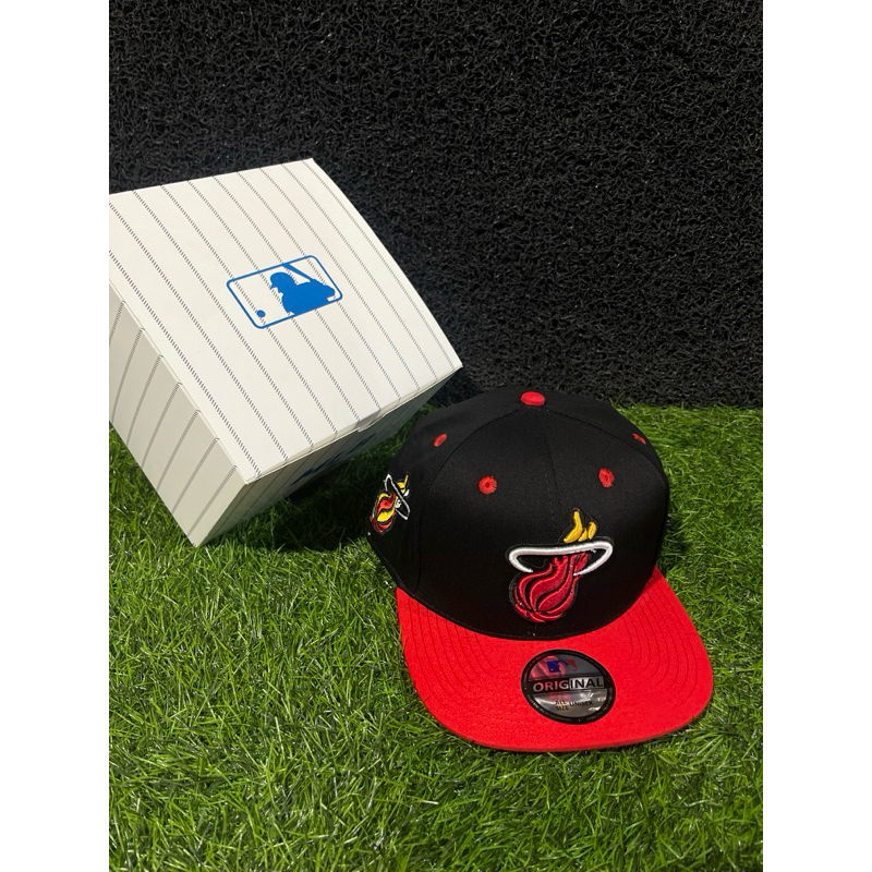 SNAPBACK Logo Miami Heat Bahan Hitam Visor Merah Topi Premium