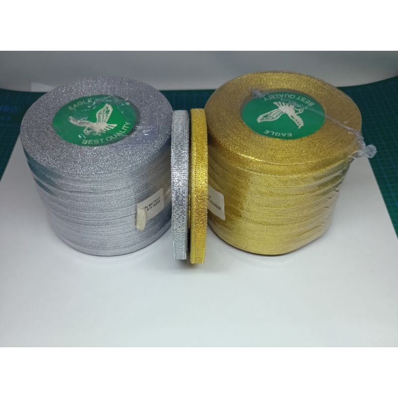 

pita emas / perak 1/4inchi ( lebar:0.6cm ) isi:20yard / 25yard