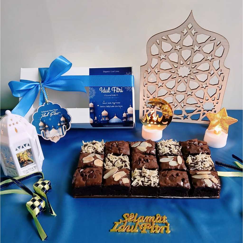 

Brownies Fudgy Cokelat dengan berbagai macam topping - Ukuran Medium