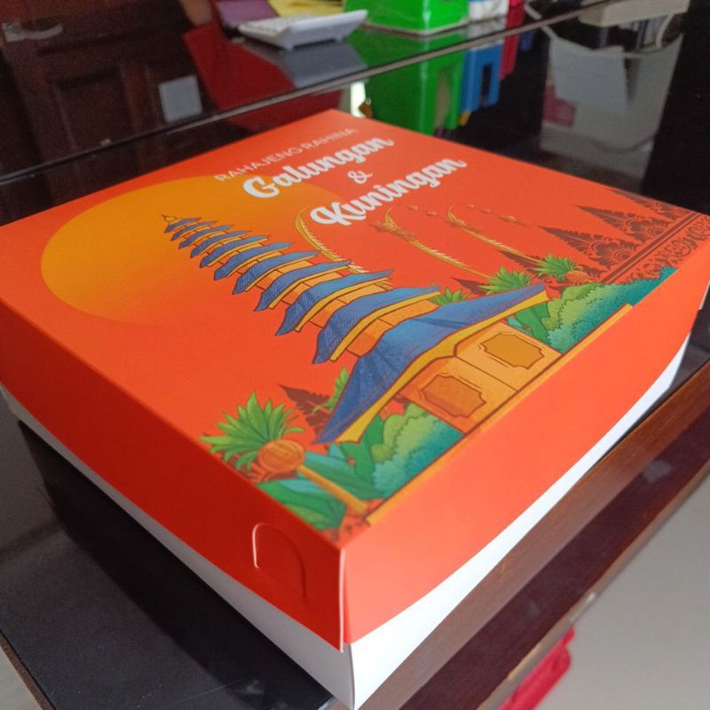 

Box Hampers Galungan Kuningan Ukuran 22x22x8cm