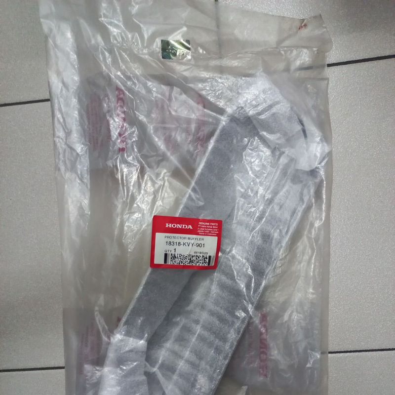 18318KVY901 – PROTECTOR MUFFLER, TUTUP KNALPOT, COVER KNALPOT BEAT KARBU ORI AHM