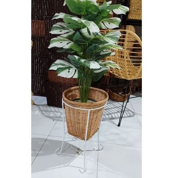 STANDING POT PENYANGGA BESI DAN COVER POT ANYAMAN ROTAN ALAMI,/VAS BUNGA/POT BUNGA
