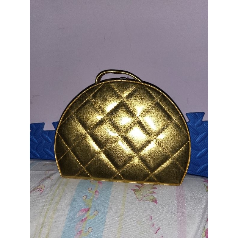 Tas emas setengah lingkaran