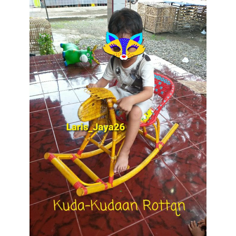 Mainan Anak Jungkat Jungkit  Kuda-Kudaan Yang Terbuat Dari Bahan Dasar Rotan