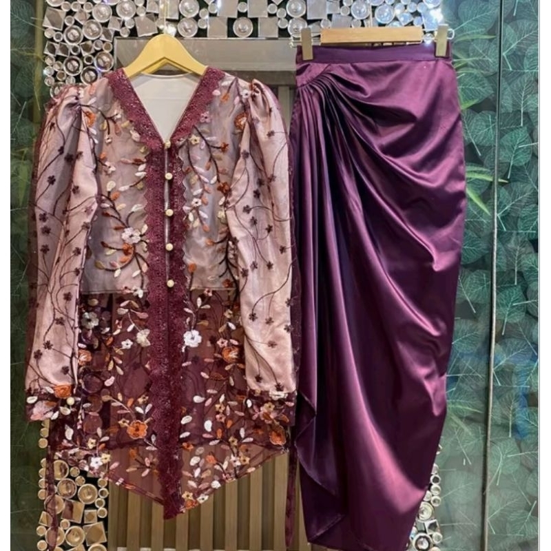 Preloved Kebaya warna burgundy dan rok satin