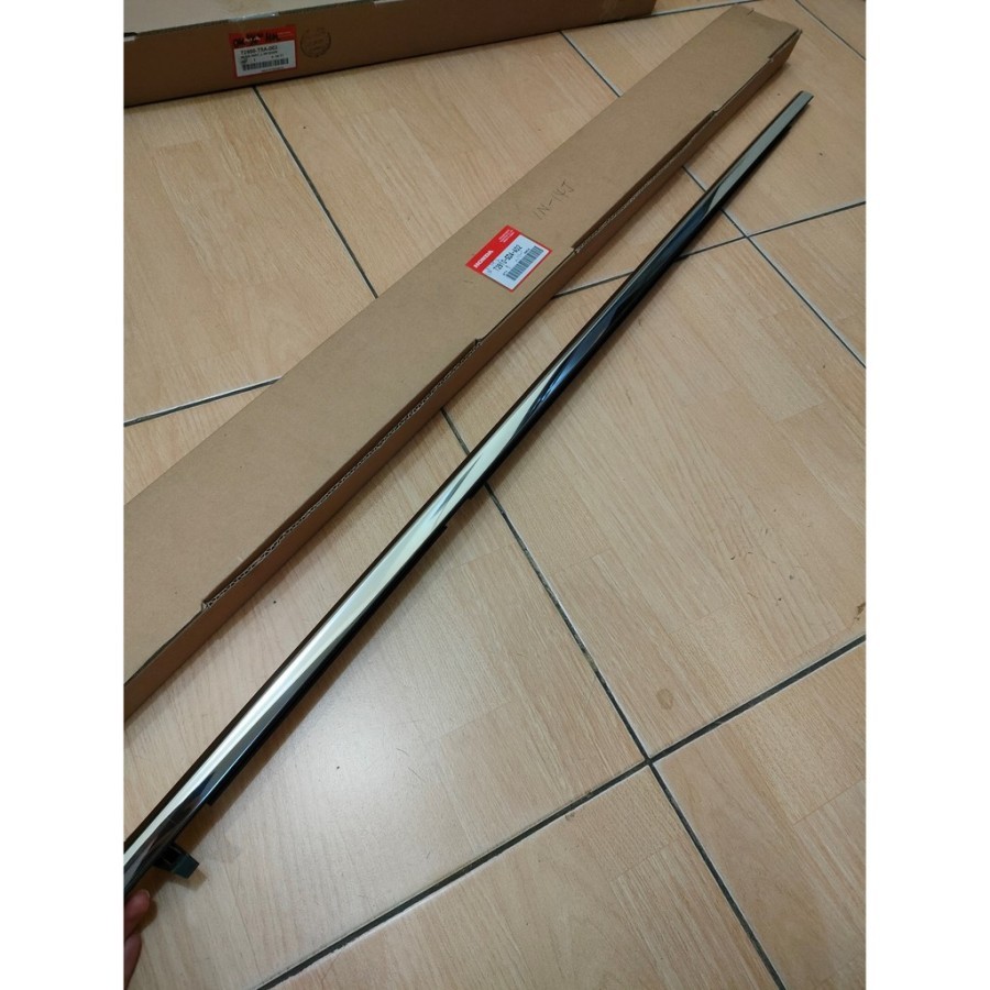 KARET PELIPIT KACA PINTU BELAKANG HONDA ACCORD 2004/07