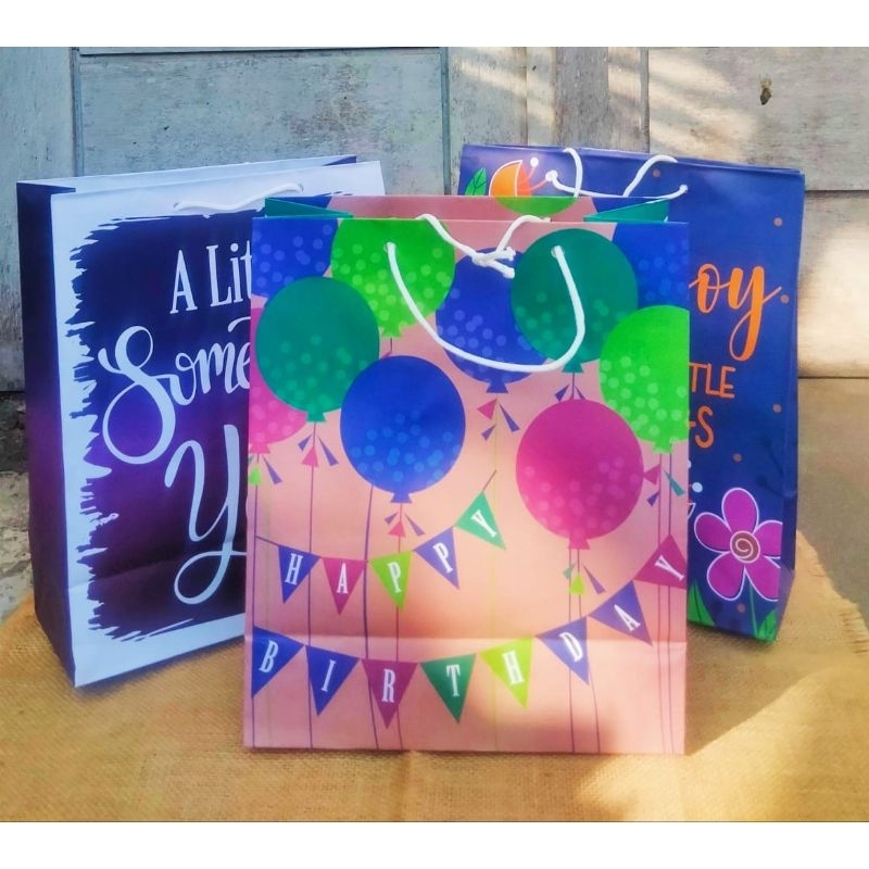 

La Felicia Paper Bag Ukuran 25x12x30cm Ulang Tahun Ucapan Hampers