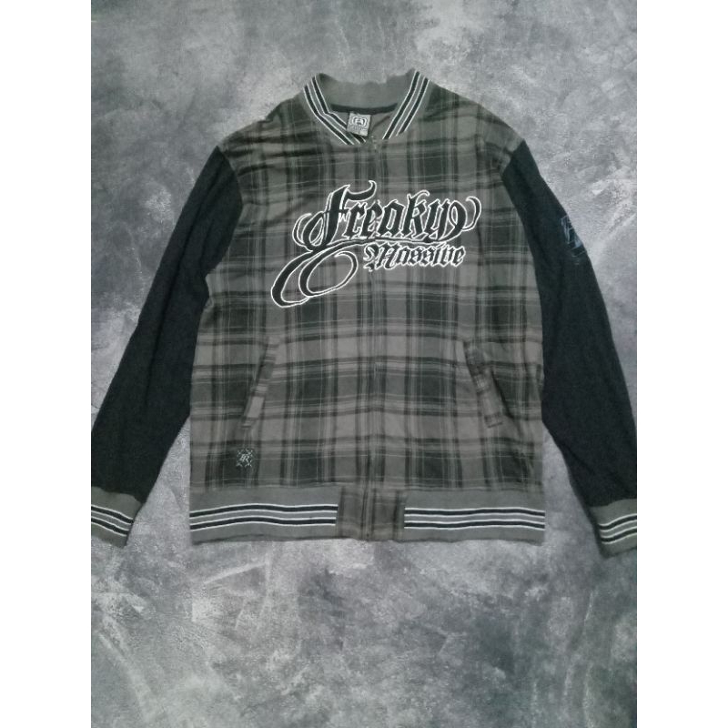 VARSITY FREAKY MASSIVE