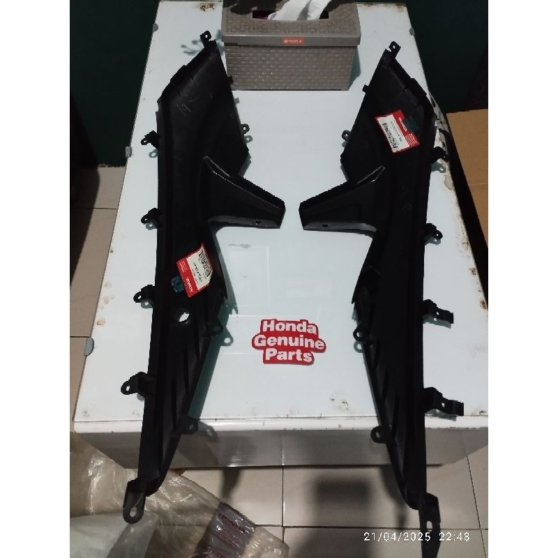 83520KVB900  & 83620KVB900 / SAMBUNGAN BODY VARIO KARBU SET KIRI KANAN