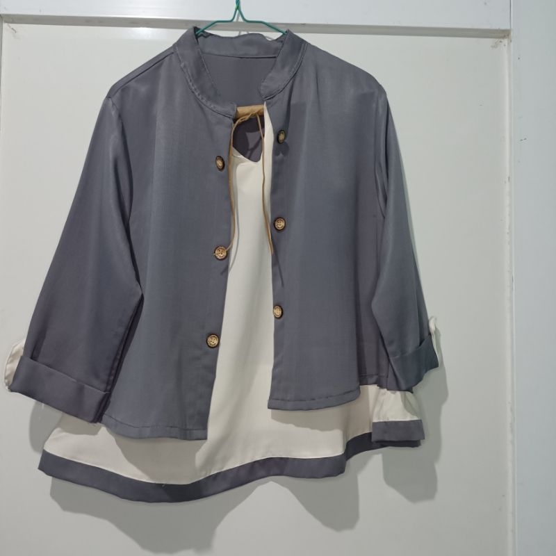 {Preloved} Blouse Wanita warna White-Grey warna putih abu Bahan Tebal ada Tali Aksesoris blouse keme