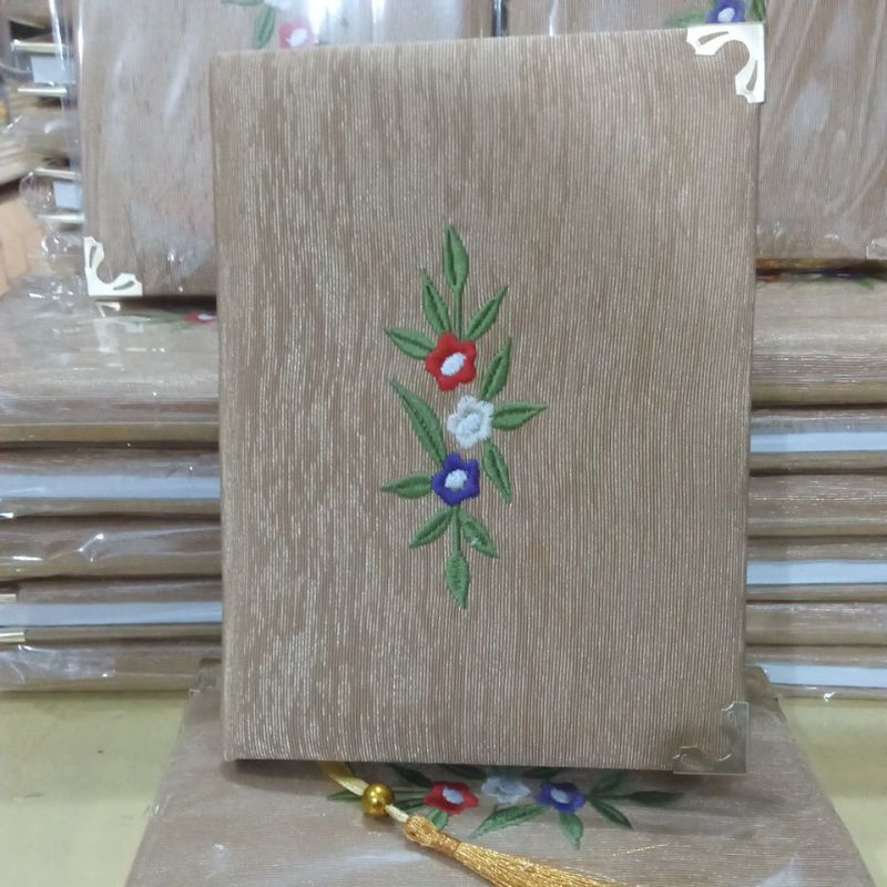 Costum Yasin Mengenang Alm/ Almh, Foto & redaksi Kata2 Ukuran 12 cm × 16 cm. minimal order 100 pcs. 