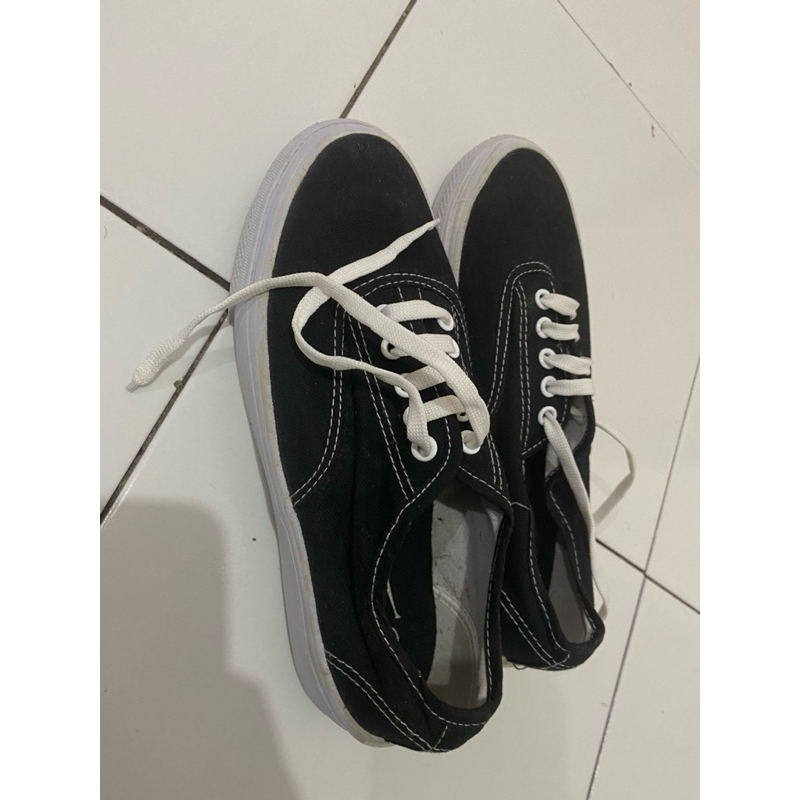 sepatu johnson hitam putih