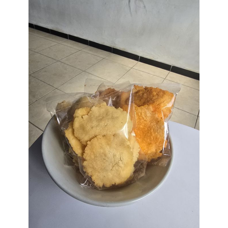 

singur (Singkong Gurih) cemilan renyah yang di goreng kering cocok untuK teman menonton