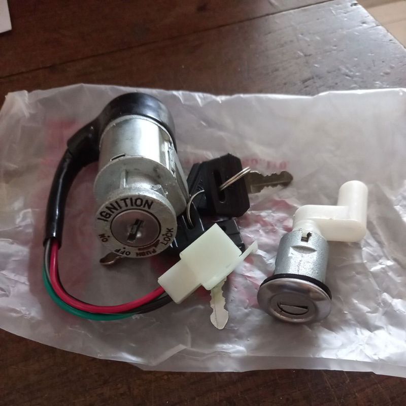 Kunci kontak + kunci sadel assy Astrea 800