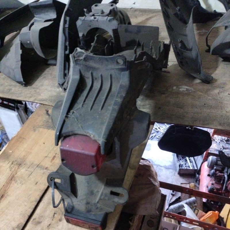 sayap belakang spakboar belakang spakbord belakang yamaha byson (bekas) origininal bawaan motor