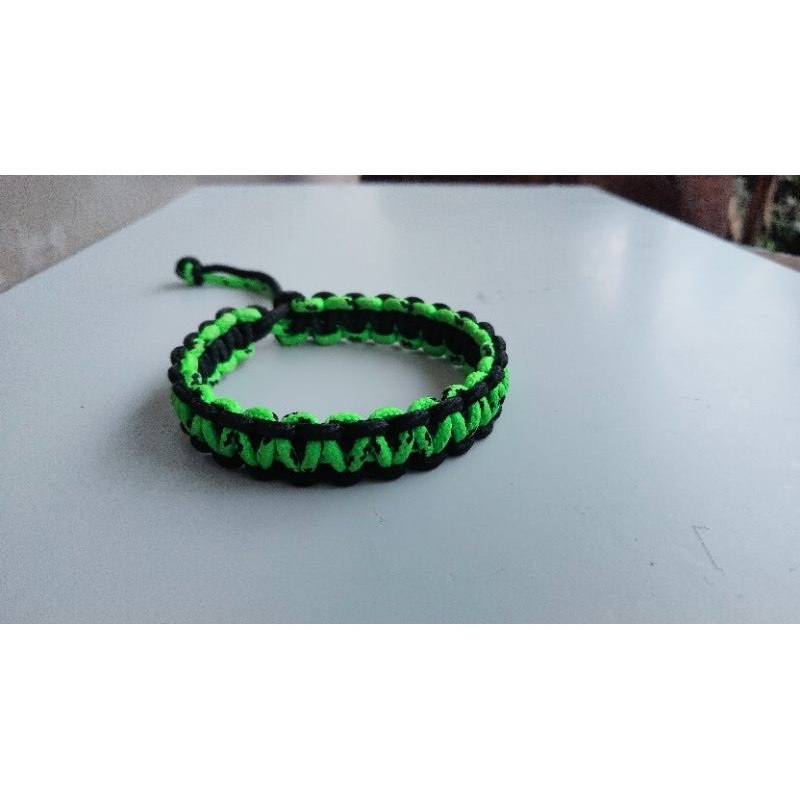 Gelang tali motif hitam dan hijau stabilo