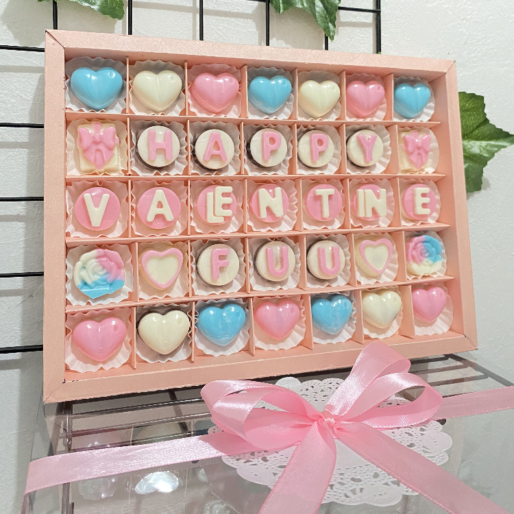 

Coklat Box Sekat Custom Huruf Tulisan - Coklat Hampers Kado Ulang Tahun Valentine Anniversary - Box Sekat 7x5 Isi 35 Pcs