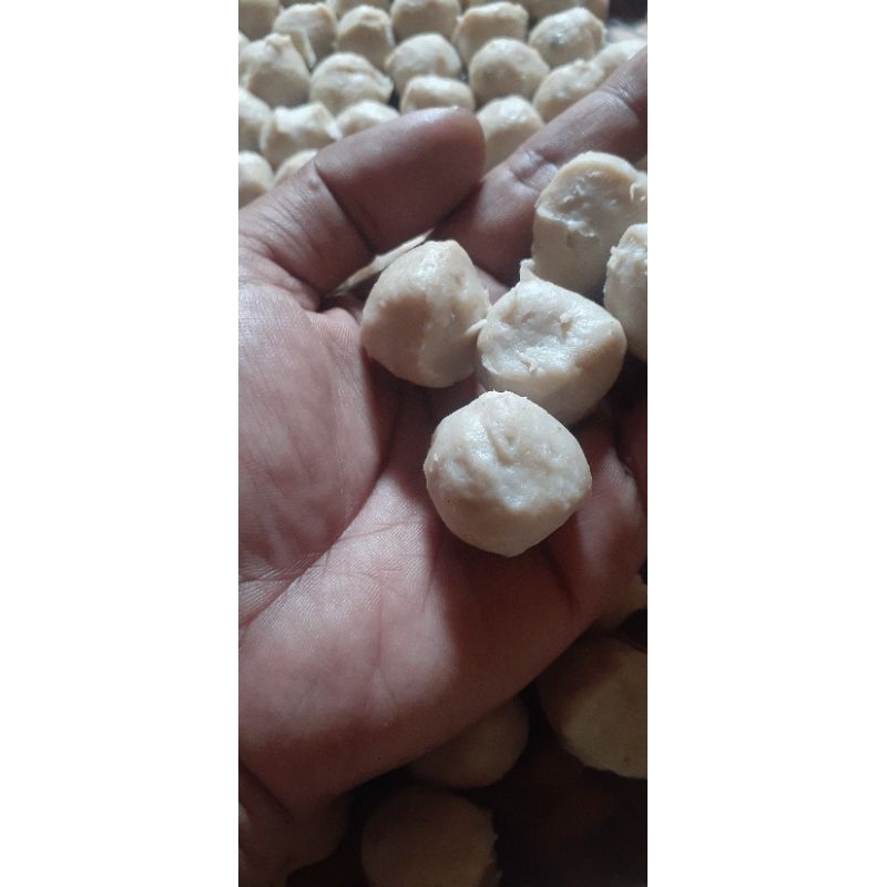 

bakso sapi urat terasa bumbu dan danging kenyal paduan 85% daging harga di atas isi 25pcs