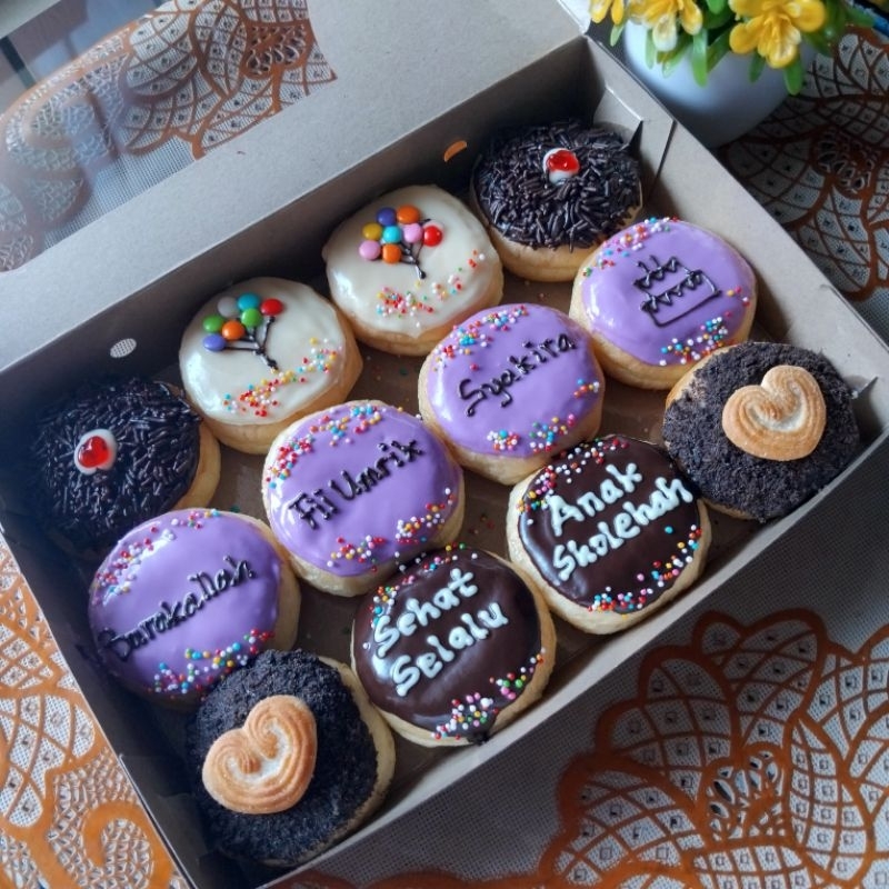 

Donat ultah/ kue ultah/donat ulang tahun warna ungu (Bisa request tulisan dan toping)