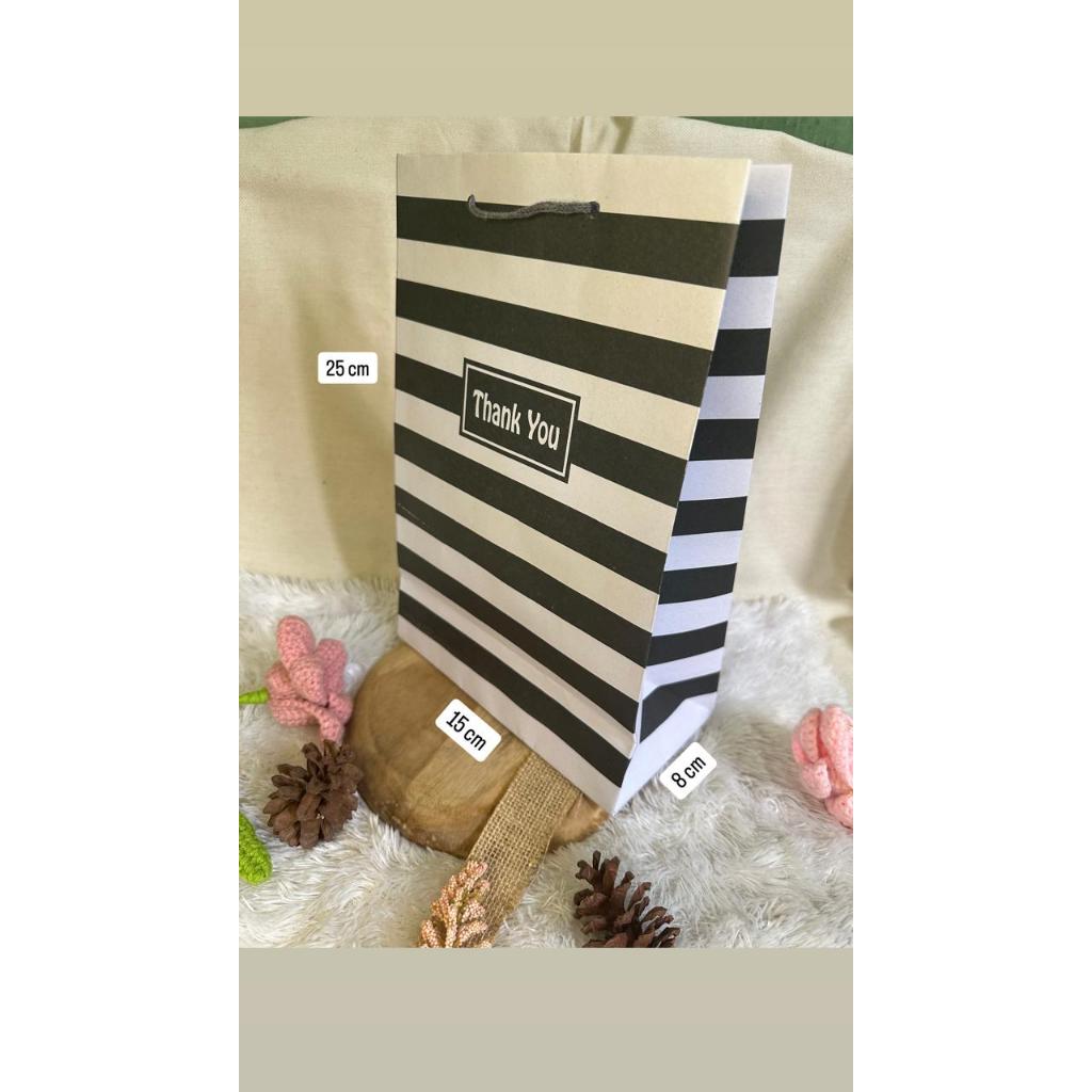 

Paper Bag untuk Tas Souvenir Pernikahan