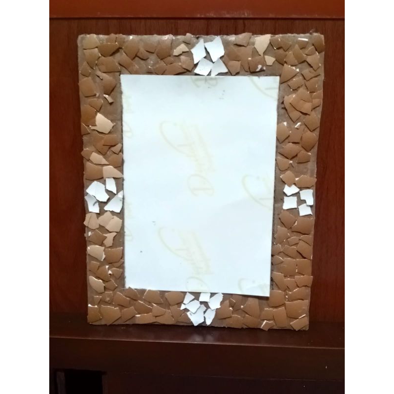 

frame kardus hiasan cangkang telur