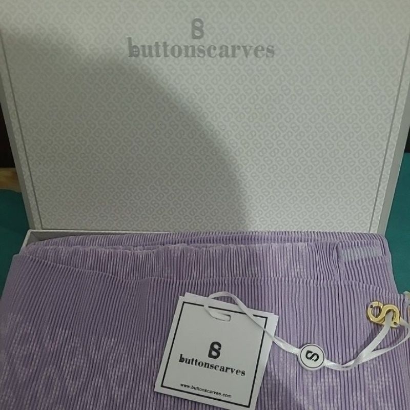 Buttonscarves Tapis Plated Shawl Lavender