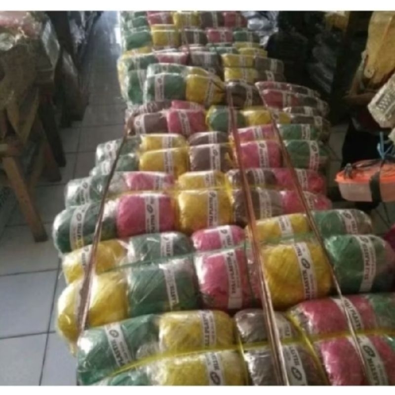 

Tali Rafia Rapia ecer 2000 Warna Kombinasi isi 50 roll/ball