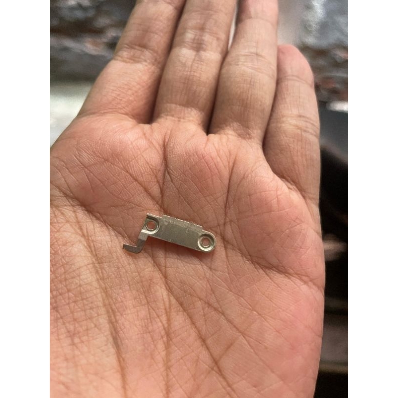plat besi penahan mesin bawah atau konektor charger pixel 5 ori copotan