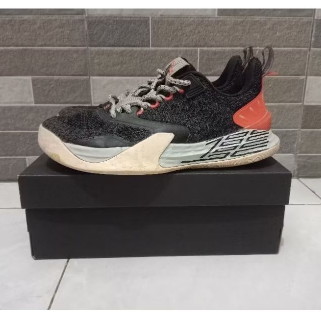 sepatu basket yearcon mirip UA curry