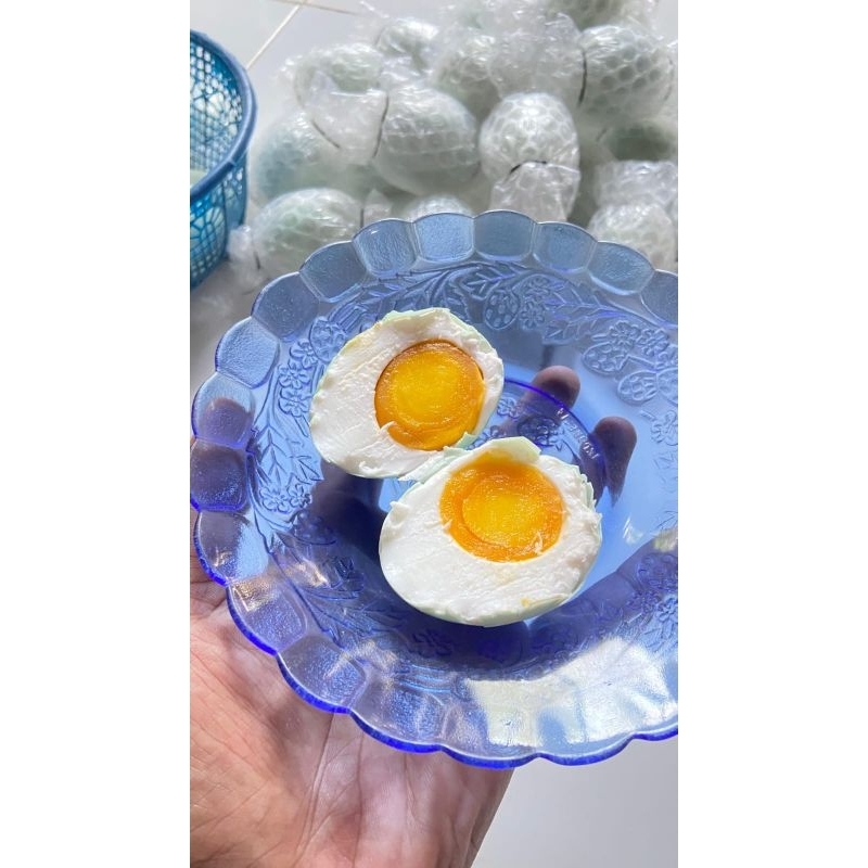 

Telur asin asli brebes sudah matang dan masir isi 10butir