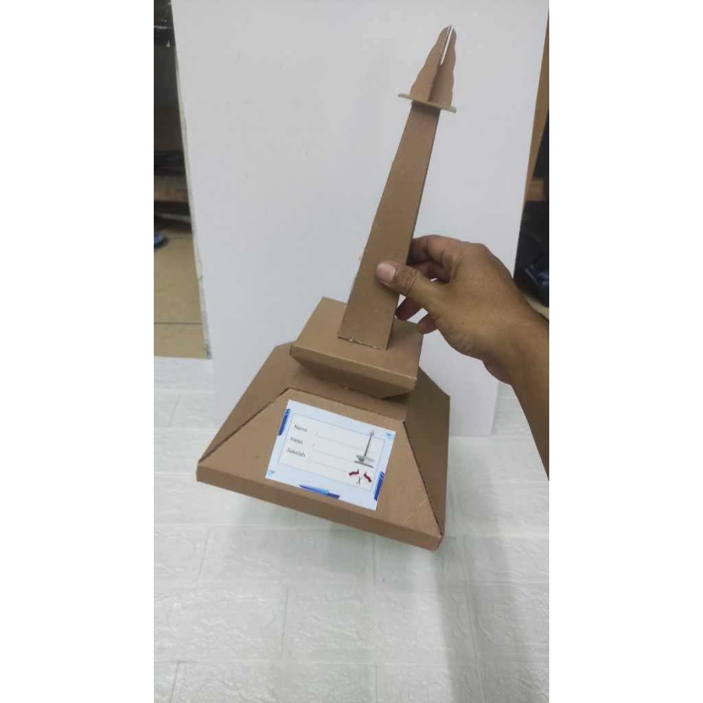 

Miniatur monas kardus plus cawan dan stiker nama siswa, total tinggi 37 cm