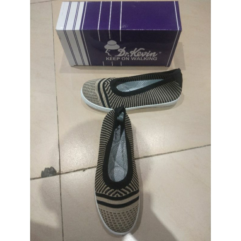SEPATU SNEAKERS PEREMPUAN DR KEVIN SHOES