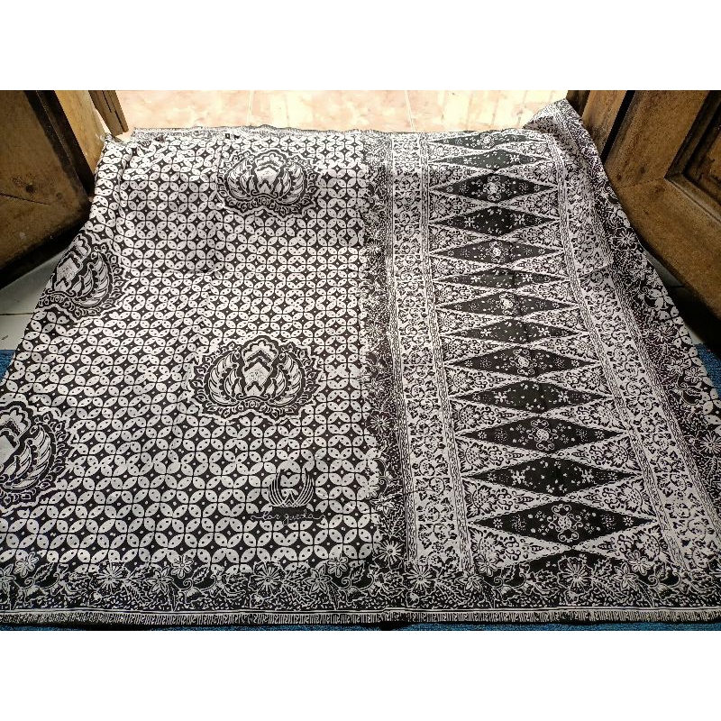 SARUNG BATIK LAR GURDA HITAM PUTIH ASLI