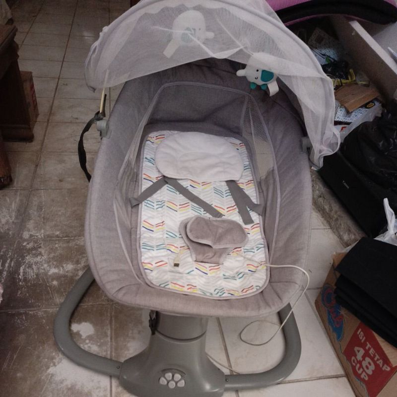 Preloved snuggli baby bouncer cocolatte