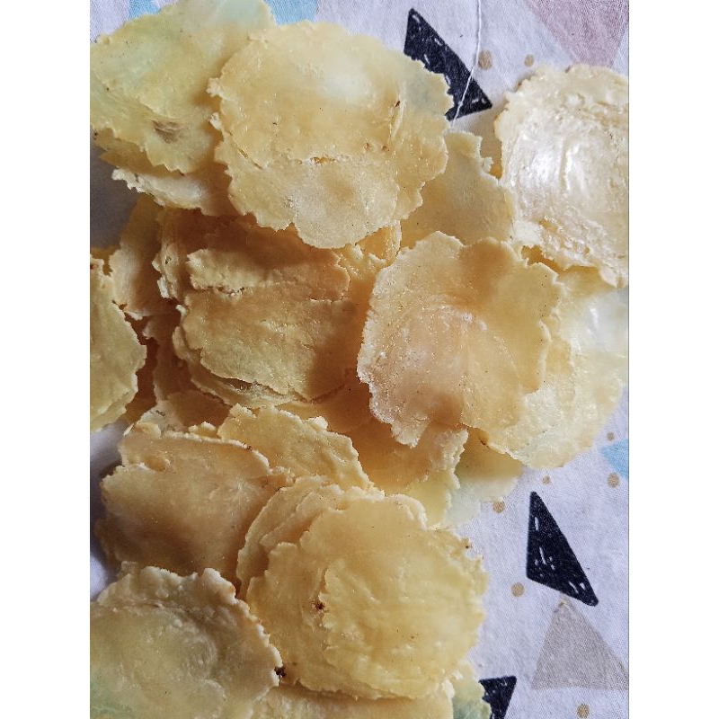 

emping melinjo kecil mentah. belum digoreng