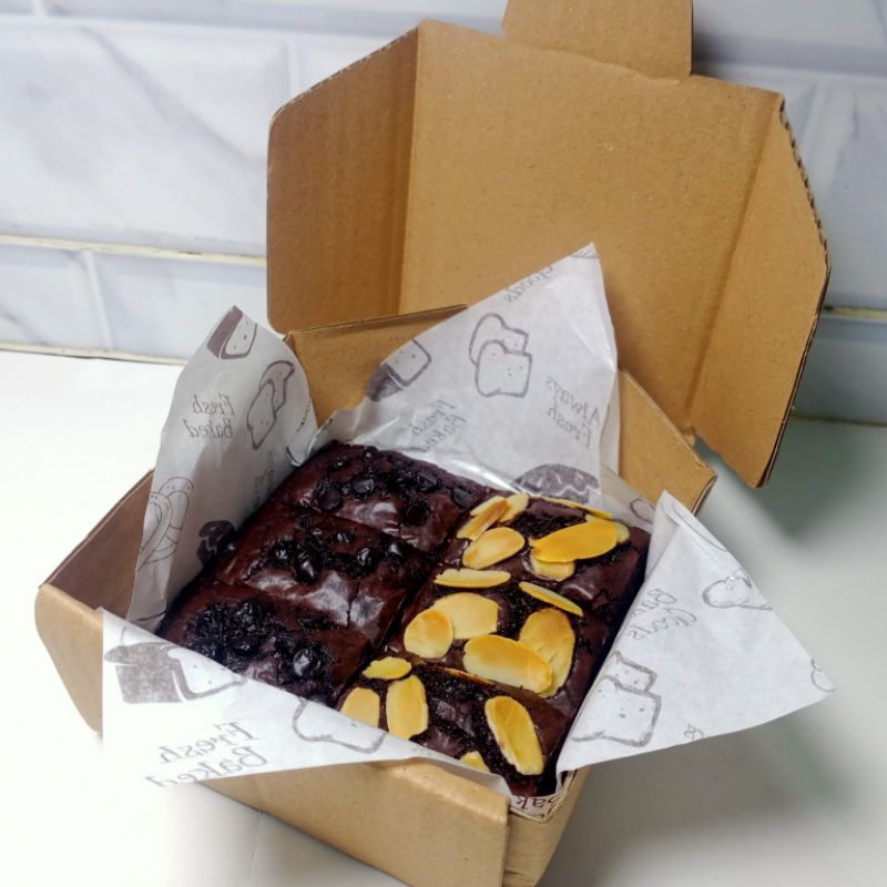 

Brownies Oven Coklat/ Fudgy Brownies size 10*10cm/6 potong 2 pilihan toping.