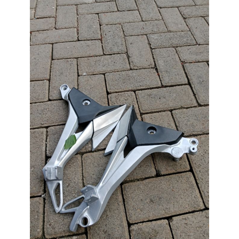 BOSTEP POSTEP PINJAKAN KAKI BELAKANG SUPRA 125 FI SUPRA 125 DOUBLE DISC FI