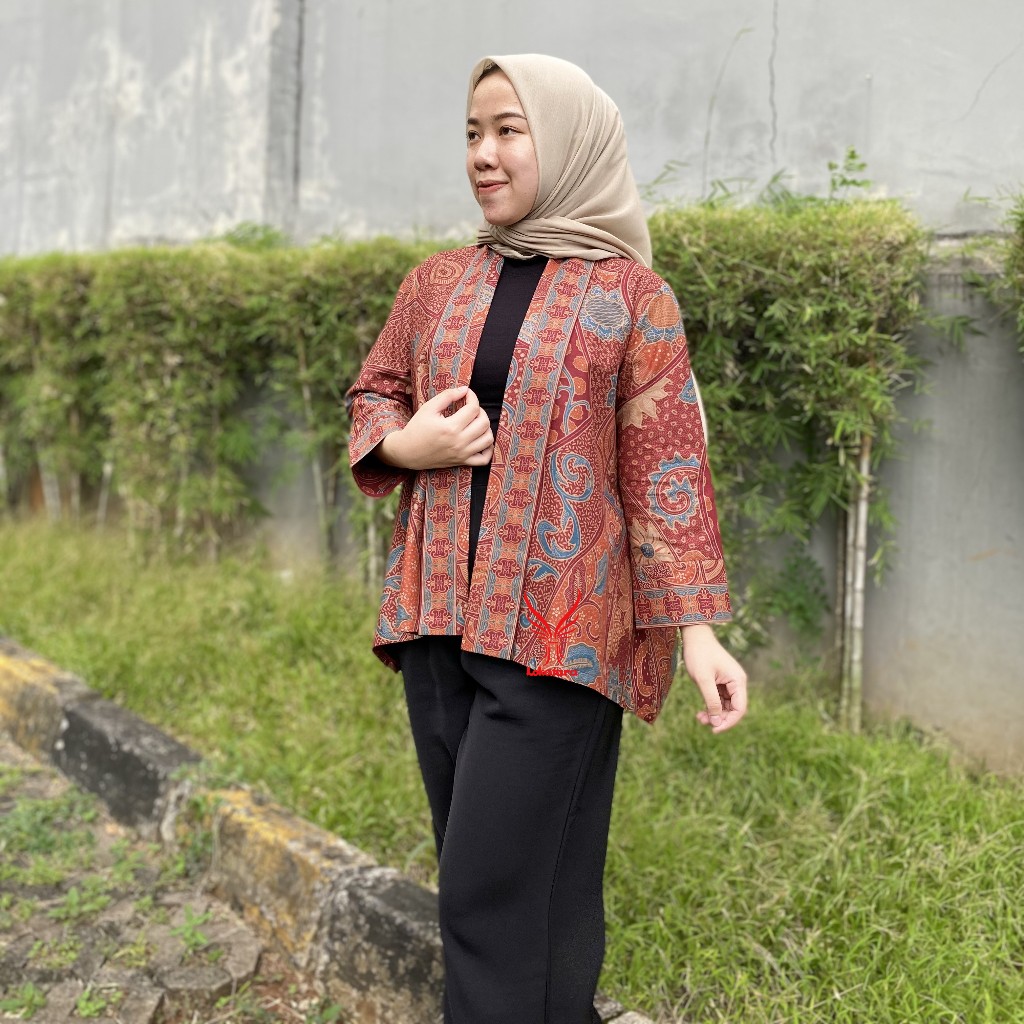 Outer Abstrak Merah Blus Outer Batik Wanita