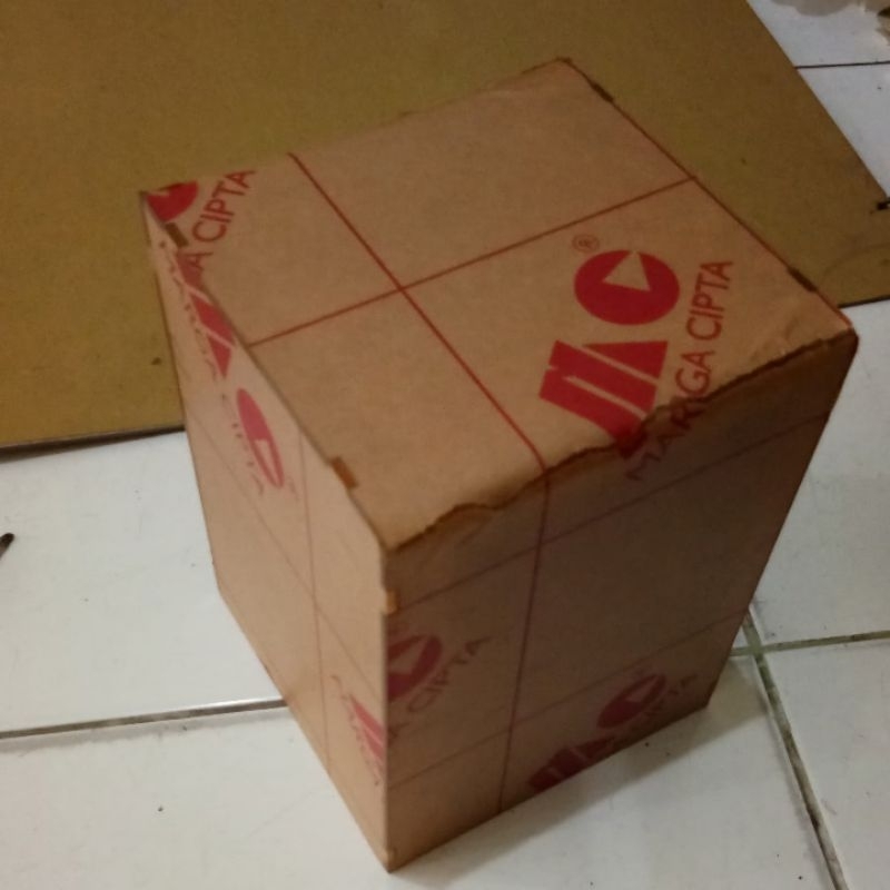 pesanan box seserahan request 518 putih silver uk. 13x13 akrilik tinggi 13cm dan tutup akrilik uk. 1