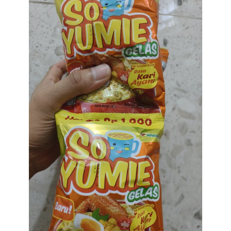 

So Yumie Mie Gelas Rasa Kari Ayam Kemasan 1 Renceng isi 10 Sachet