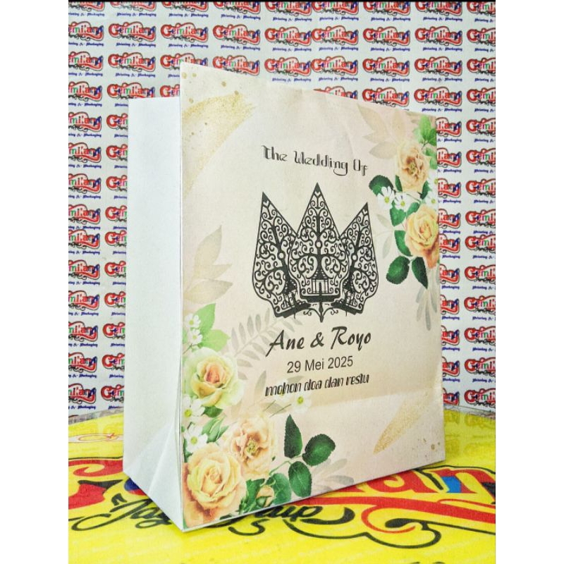 

FREE SABLON PAPERBAG COSTUM ukuran 20x25x10 PAKAI SABLON NAMA ( MERK SENDIRI )