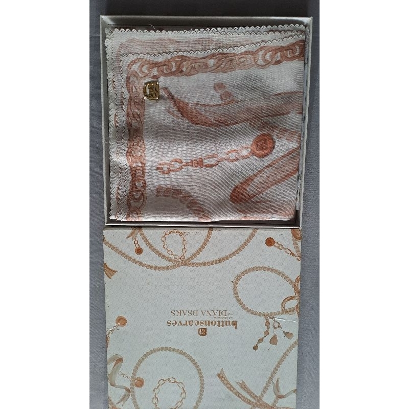 chain series 1 white buttonscarves PL