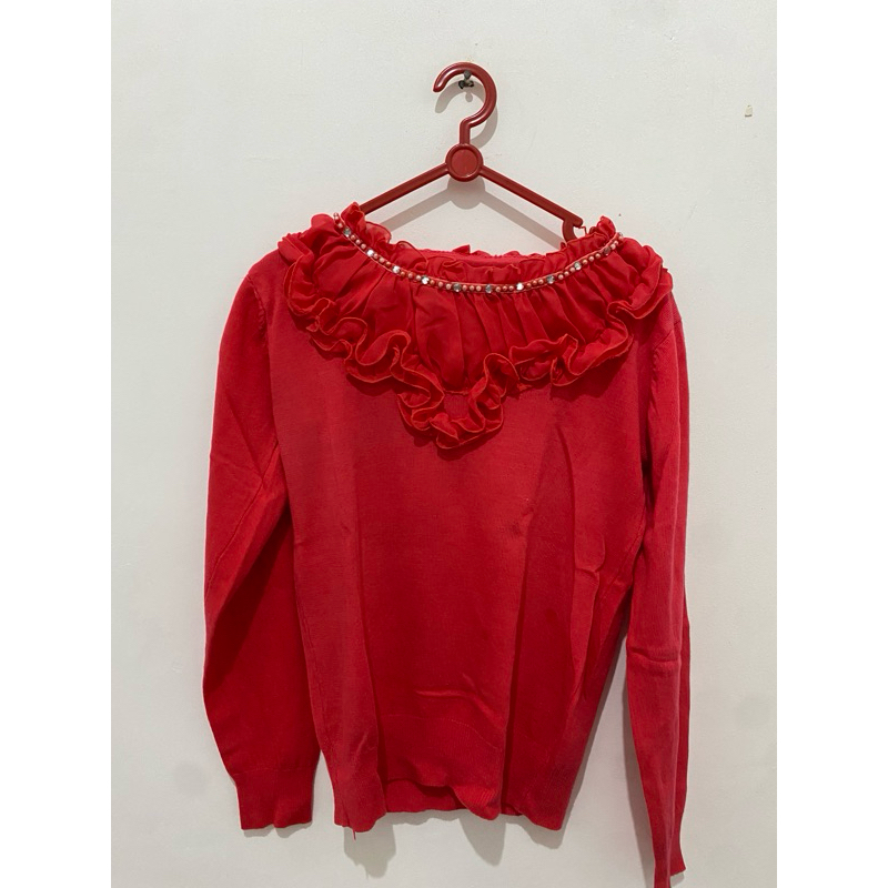 sweater merah renda