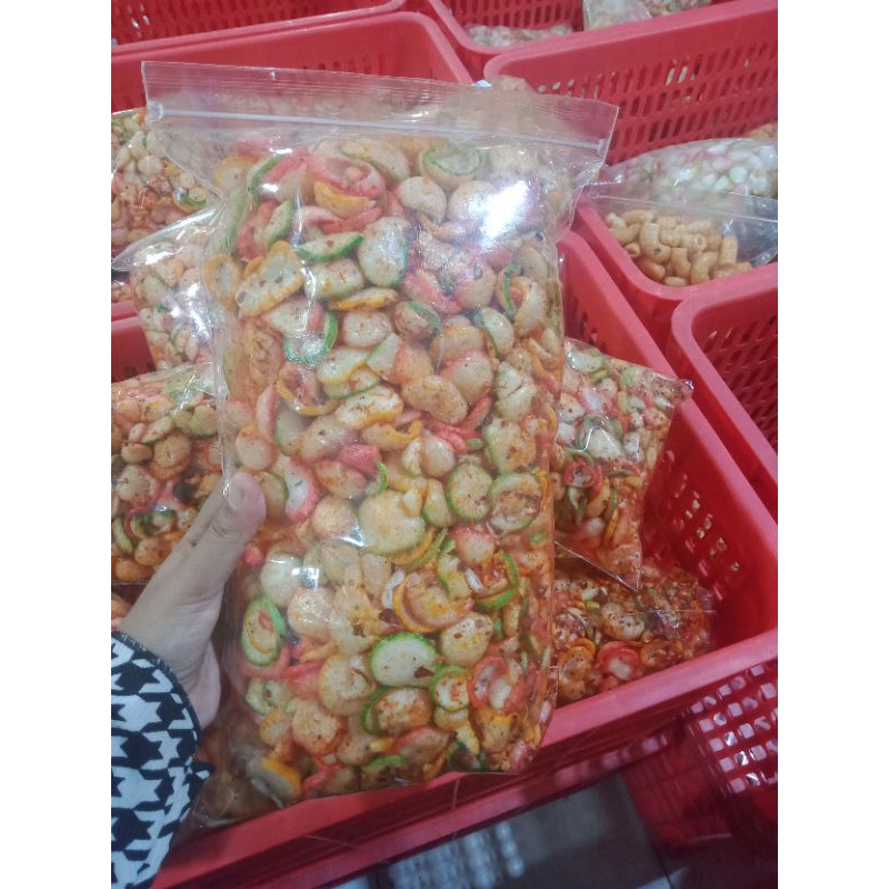 

Kerupuk seblak bantat pedas daun jeruk ukuran 300 gram