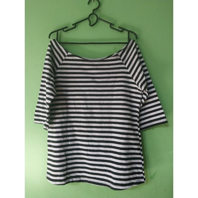 Preloved kaos wanita leher lebar